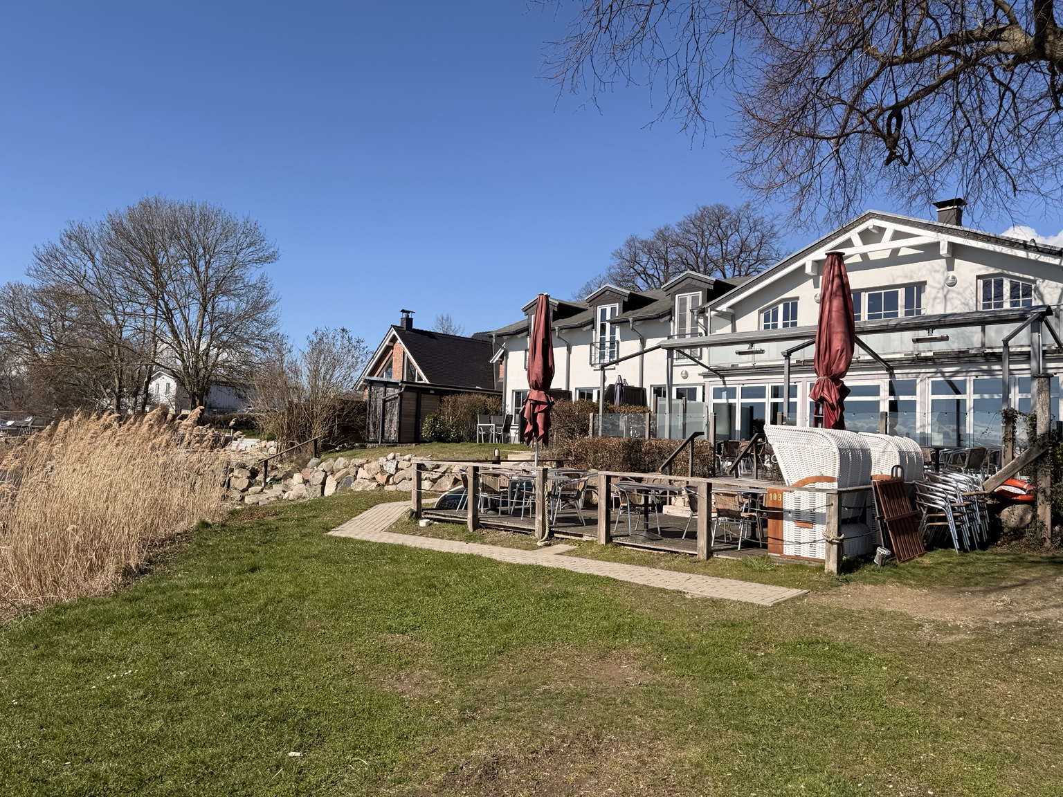 Unser Restaurant mit Terrasse direkt am Ufer in Alt Reddevitz