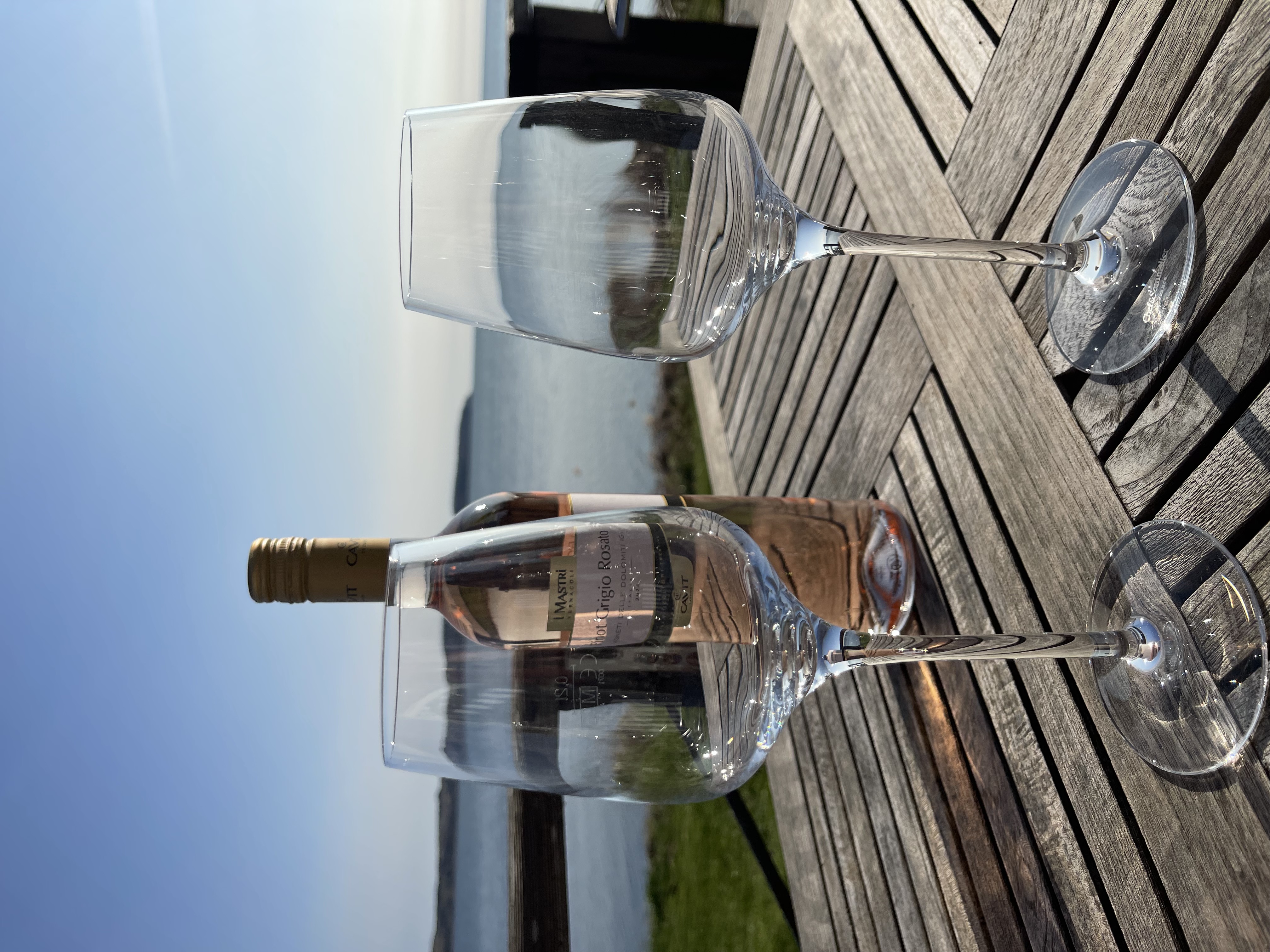 Weingläser im Sonnenlicht direkt am Bodden