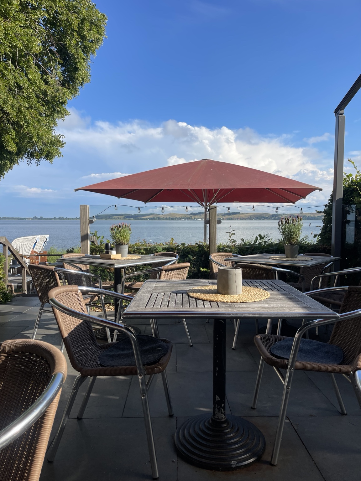 Sonniger Sitzplatz auf unserer Terrasse mit Blick über den Bodden